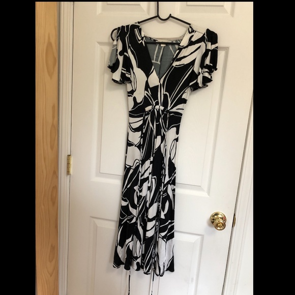 Madonna, Lightweight Summer Dress, Black & White Floral, US Size 4 - Picture 4 of 7